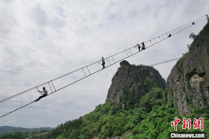 皇冠信用网注册账号_湖南岳阳全长300米“绝壁天梯”建成 游人体验惊险刺激