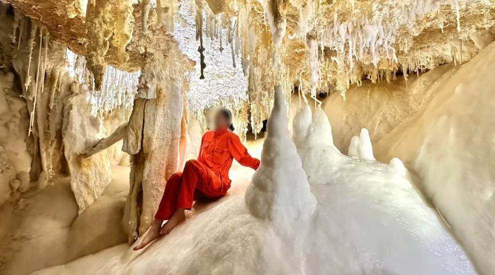 皇冠足球平台代理
_女子赤脚踏入4.8亿年“地下水晶宫晶花池” 拍照皇冠足球平台代理
,当地官方回应:其为招商对象,目前洞穴已封闭
