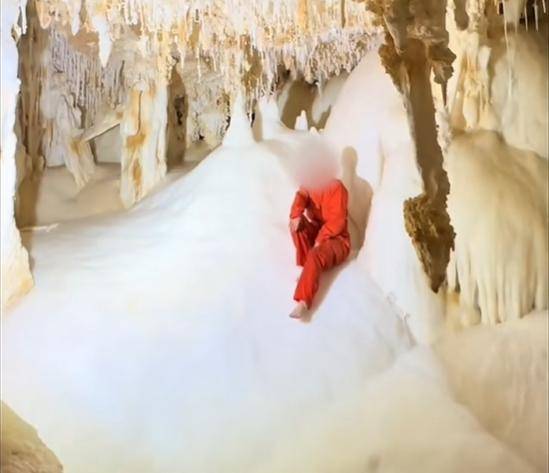 皇冠足球平台代理
_女子赤脚踏入4.8亿年“地下水晶宫晶花池” 拍照皇冠足球平台代理
,当地官方回应:其为招商对象,目前洞穴已封闭