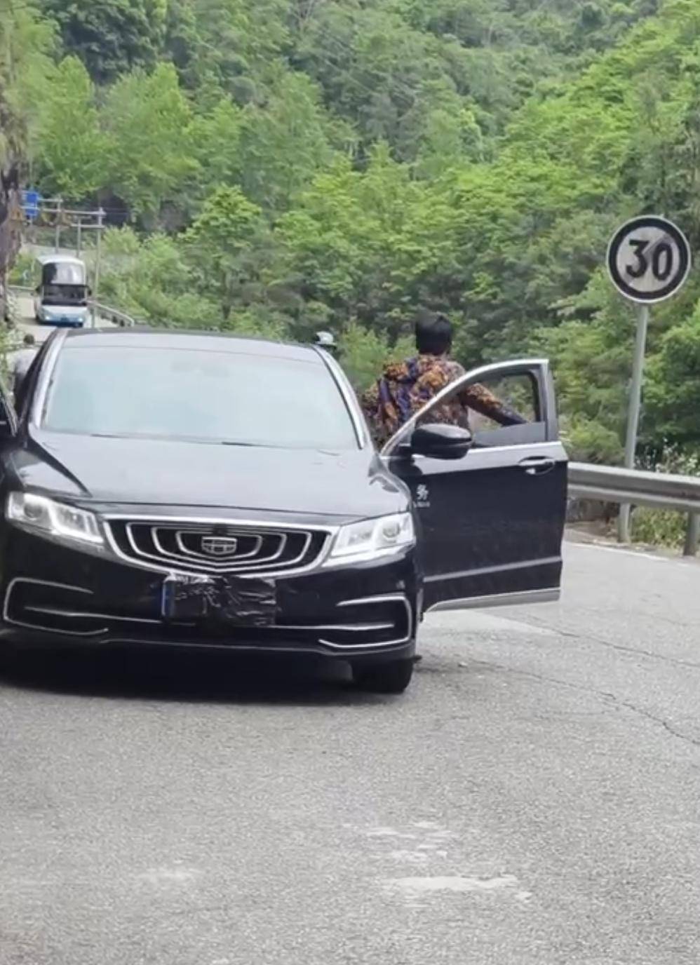 皇冠登3管理出租
_网友称风景区内“公务车”遮挡前后牌;永嘉交警:已关注皇冠登3管理出租
,正核实