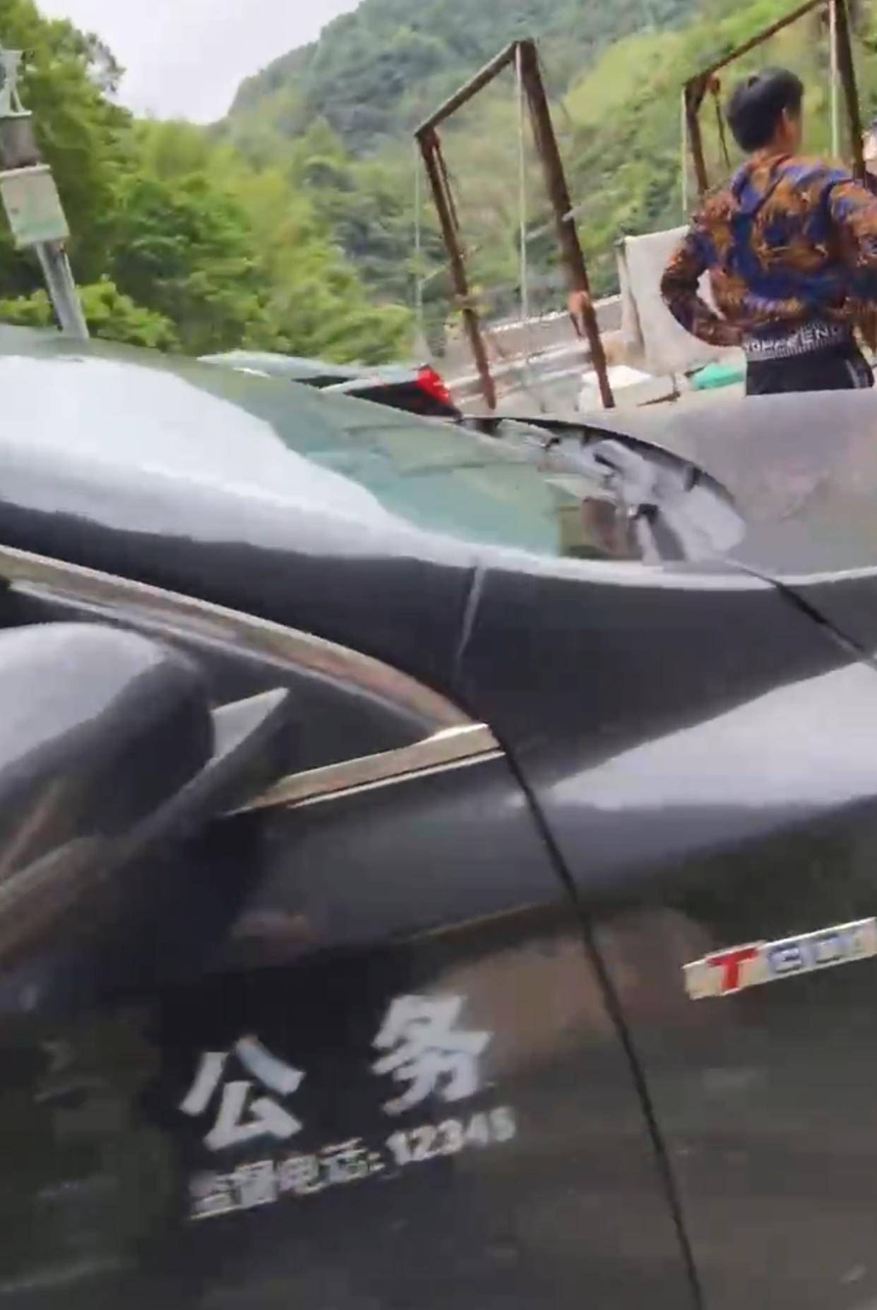 皇冠登3管理出租
_网友称风景区内“公务车”遮挡前后牌;永嘉交警:已关注皇冠登3管理出租
,正核实