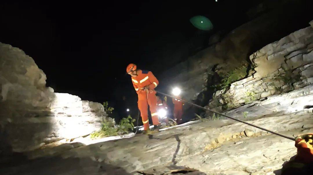 怎么开皇冠信用盘
_北京一女子带娃爬野山怎么开皇冠信用盘
,儿子“知难而退”,母亲深夜被困山顶悬崖!