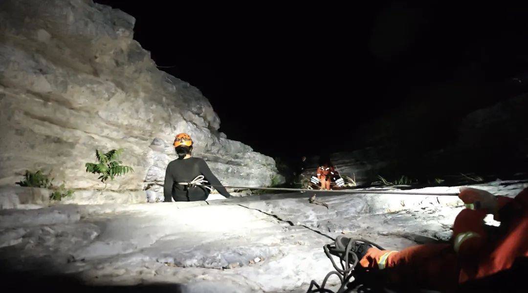 怎么开皇冠信用盘
_北京一女子带娃爬野山怎么开皇冠信用盘
,儿子“知难而退”,母亲深夜被困山顶悬崖!