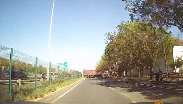 皇冠信用盘结算日
_吓得手直抖皇冠信用盘结算日
!两货车在北京高速出口突然逆行掉头!