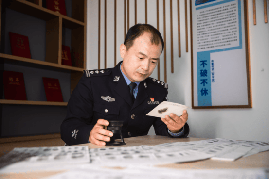 皇冠信用盘开户
_苏州民警严方:840余万枚指纹、9000余起案件皇冠信用盘开户
,他在方寸间寻找真相