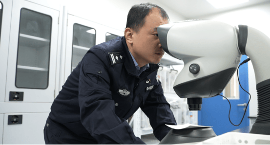 皇冠信用盘开户
_苏州民警严方:840余万枚指纹、9000余起案件皇冠信用盘开户
,他在方寸间寻找真相