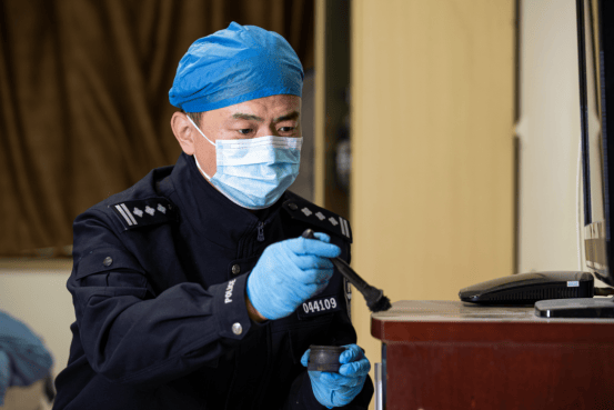 皇冠信用盘开户
_苏州民警严方:840余万枚指纹、9000余起案件皇冠信用盘开户
,他在方寸间寻找真相