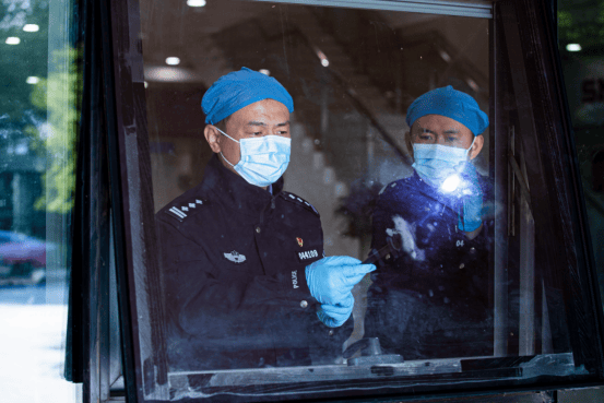 皇冠信用盘开户
_苏州民警严方:840余万枚指纹、9000余起案件皇冠信用盘开户
,他在方寸间寻找真相