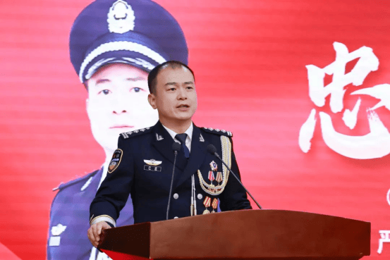 皇冠信用盘开户
_苏州民警严方:840余万枚指纹、9000余起案件皇冠信用盘开户
,他在方寸间寻找真相