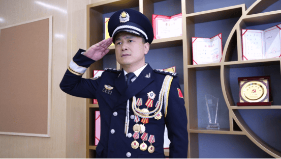 皇冠信用盘开户
_苏州民警严方:840余万枚指纹、9000余起案件皇冠信用盘开户
,他在方寸间寻找真相