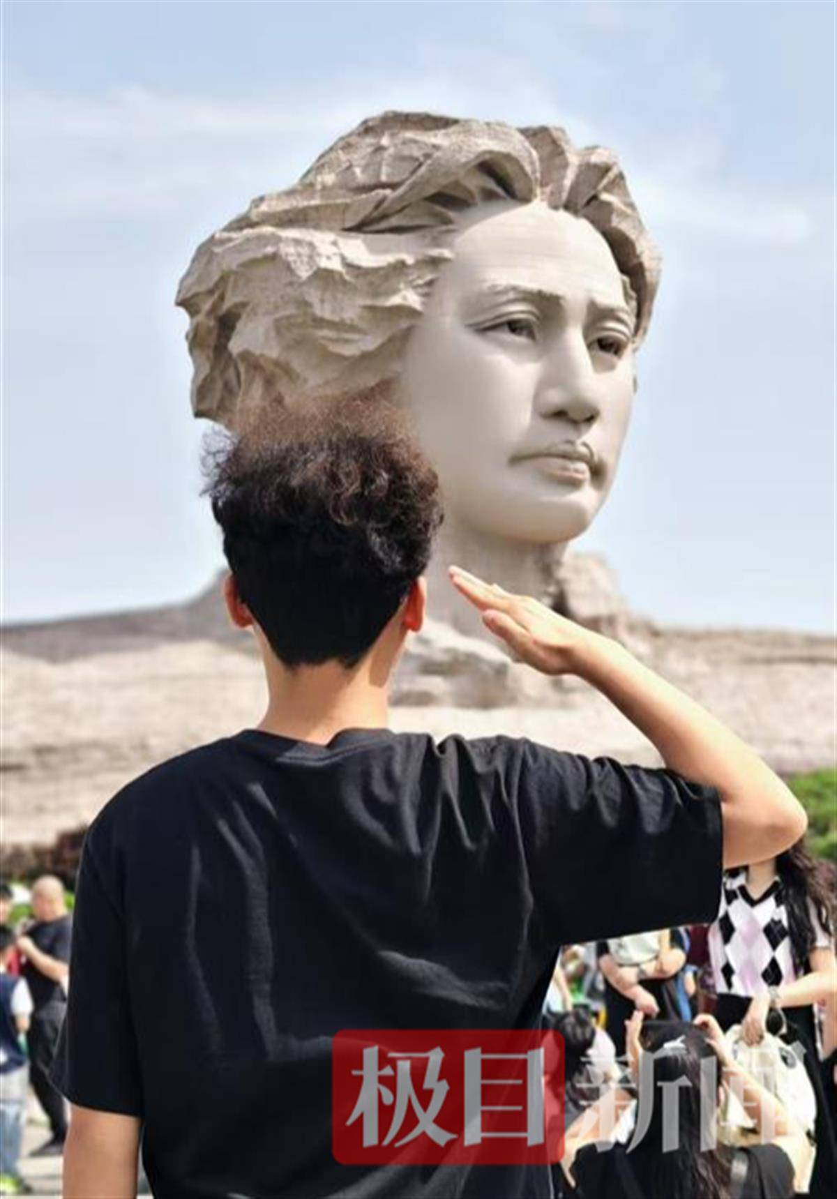 皇冠信用盘会员申请
_小伙在橘子洲向毛泽东雕塑敬礼留念:等入伍后皇冠信用盘会员申请
,穿军装再来拍一张