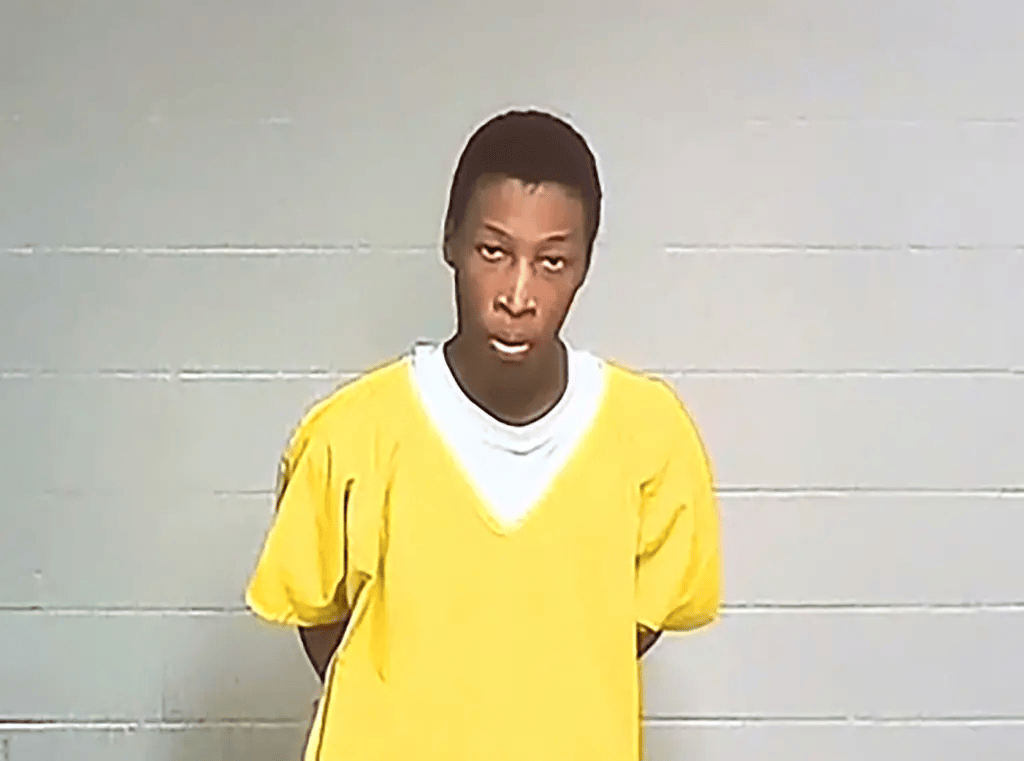 皇冠信用盘账号
_美国14岁男孩被杀皇冠信用盘账号
,其母亲与凶手家人在法庭上爆发激烈斗殴