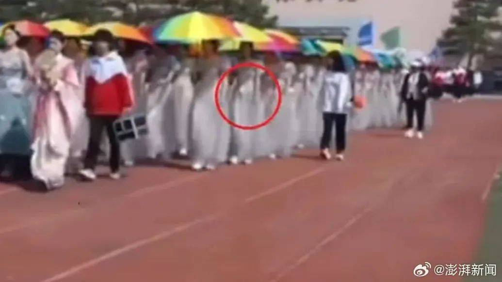 皇冠信用盘代理
_“学生组团退60件演出服”皇冠信用盘代理
,校方回应