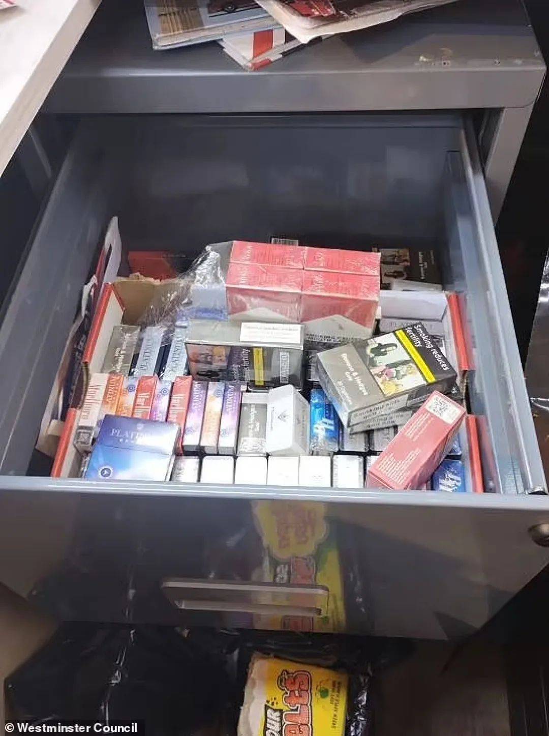 正网皇冠信用盘
_英国一糖果店有隐藏通道正网皇冠信用盘
,游客给近9000元才能进去,里面都是假货