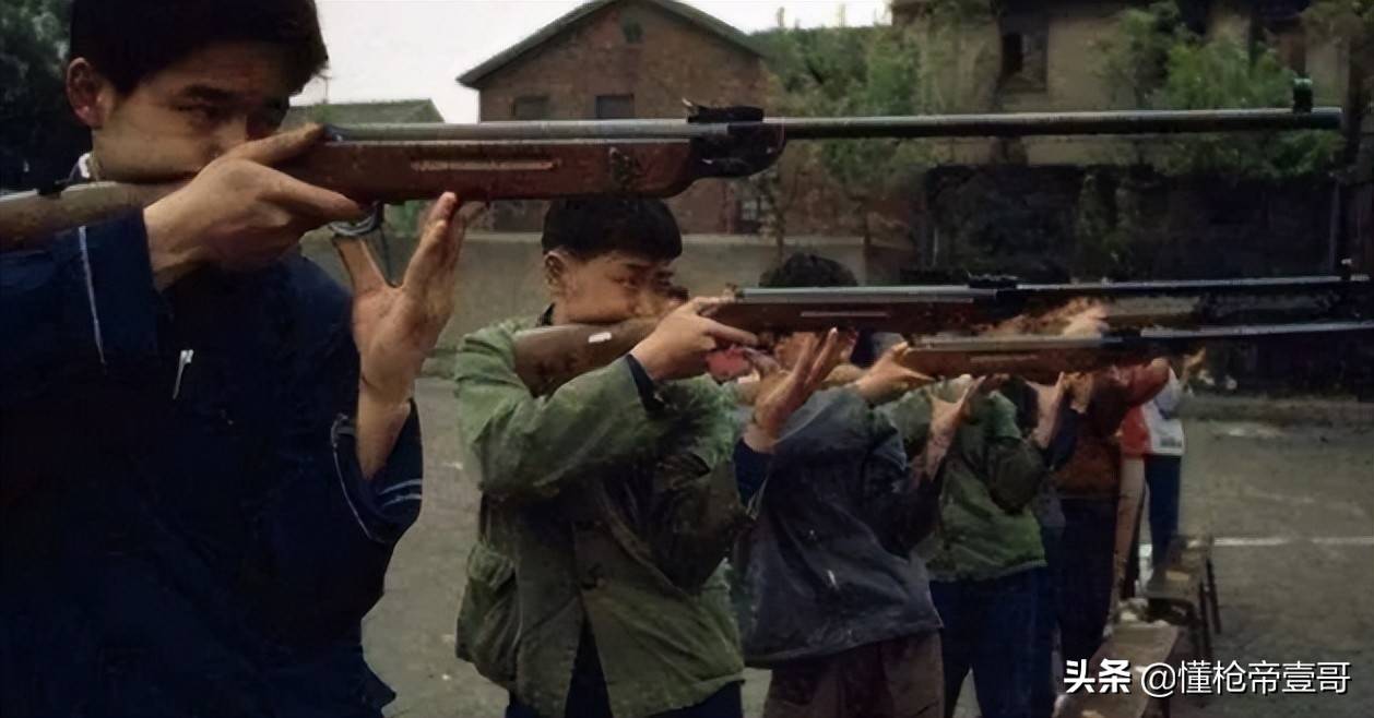 皇冠信用在线申请
_俄军缴获中国81版气枪皇冠信用在线申请
?还有百年汤姆逊冲锋枪、莫辛纳甘