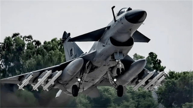 皇冠足球管理平台出租
_前线传回战报!歼10C“苍蝇盔”罕见露面皇冠足球管理平台出租
,飞行员看哪打哪