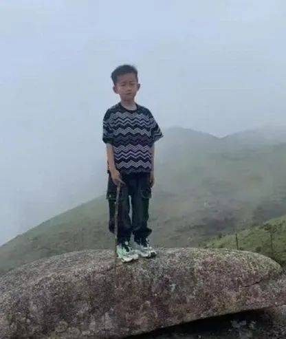 信用平台出租
_2只搜救犬受伤信用平台出租
!发现福建8岁失踪男孩的脚印和糖纸?搜救人员回应