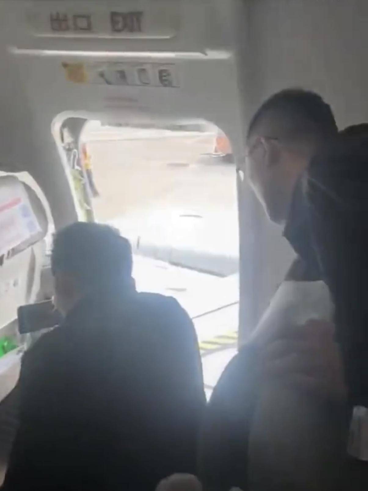 皇冠信用網
_东航一客机应急出口被打开皇冠信用網
!机场回应:涉事乘客已被警方带走