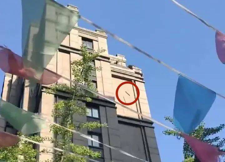 皇冠信用網开户
_上海一男子为图方便将木材从11楼扔下皇冠信用網开户
,被警方采取刑事强制措施