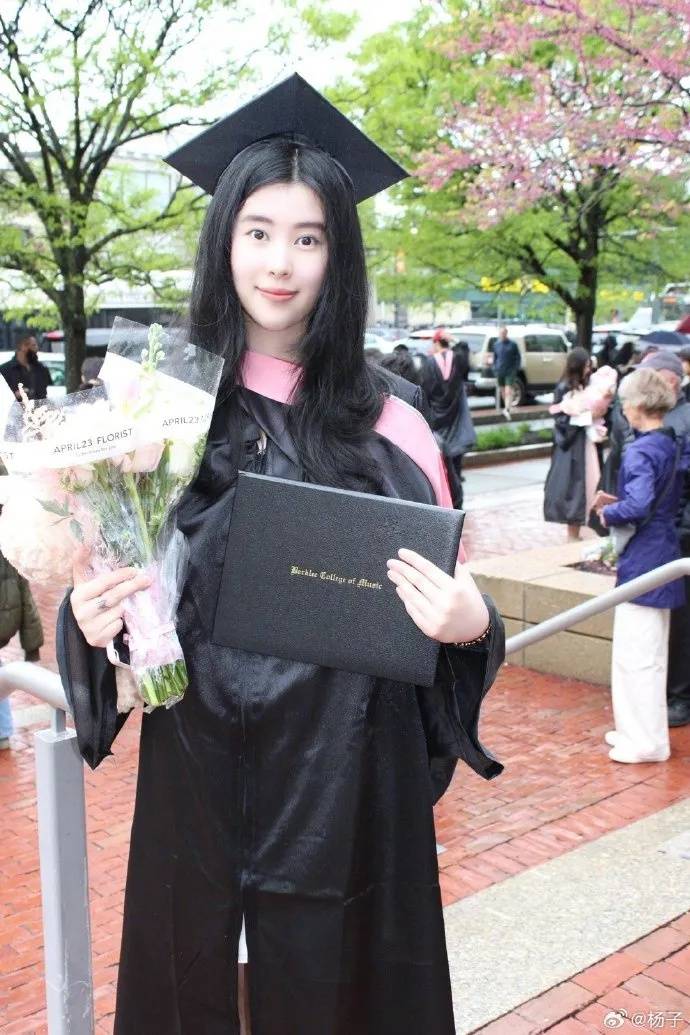 体育皇冠信用網
_杨子分享喜讯:恭喜女儿海润伯克利音乐学院毕业