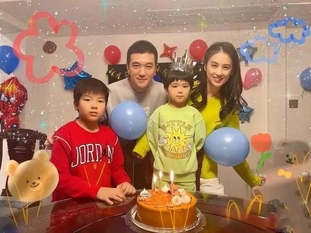 体育皇冠信用網
_杨子分享喜讯:恭喜女儿海润伯克利音乐学院毕业