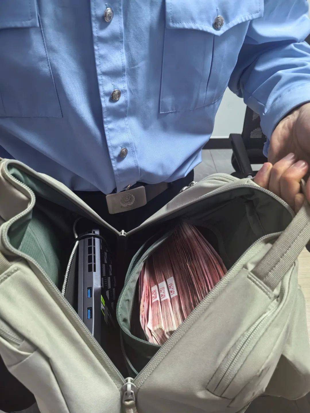 皇冠信用網足球代理
_男子为了“寻刺激”皇冠信用網足球代理
,取现5万多元!关键时刻,妻子打来电话…