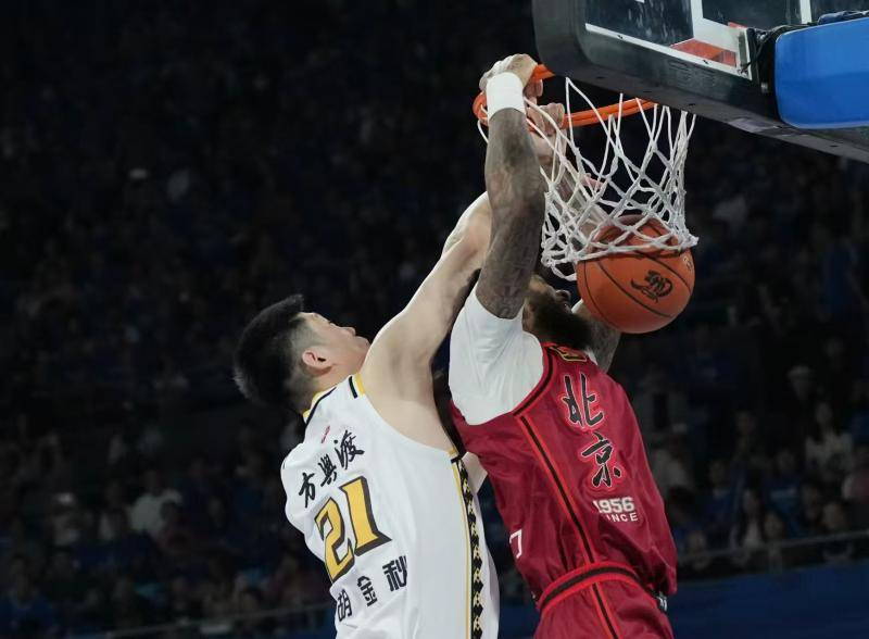 皇冠信用平台出租出售
_CBA总决赛|限制不住布朗+末节崩盘 北汽男篮再度不敌广厦