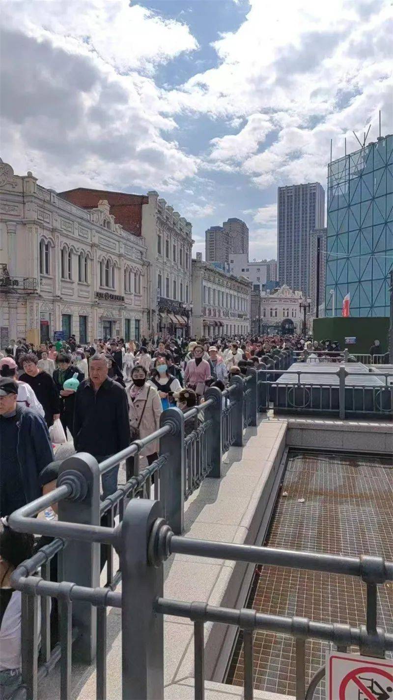 买球的正规网站
_哈尔滨地铁3号线中华巴洛克街区站日进出站客流约两万人次买球的正规网站
!客流增长超三成