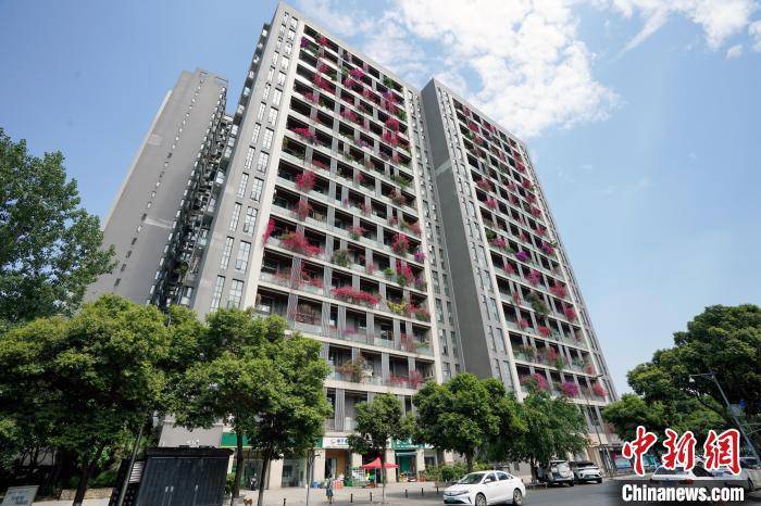 皇冠公司的代理怎么拿
_成都一栋30层高居民楼被三角梅扮靓