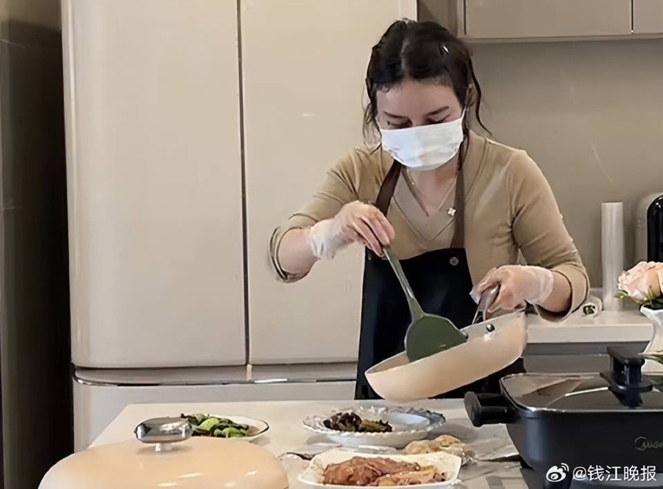皇冠信用網会员申请_女子称穿瑜伽服上门做饭不是为流量：健身服是日常穿搭