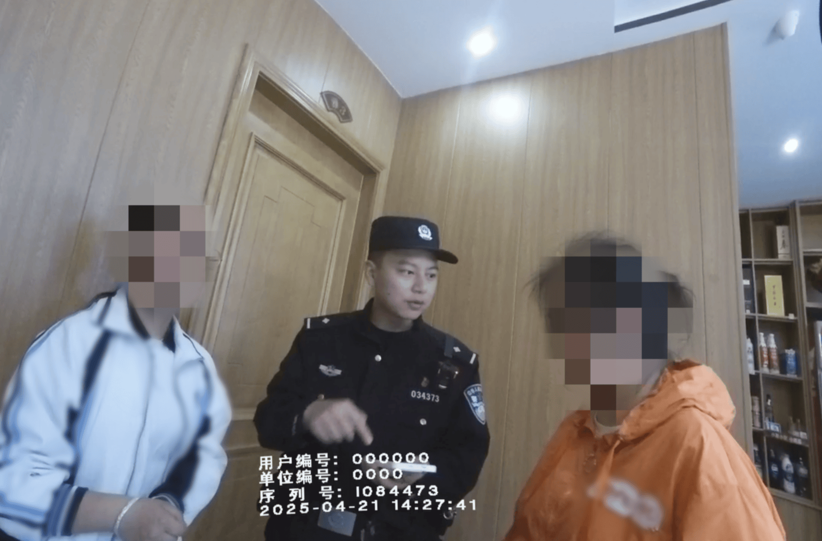 皇冠信用網在线开户_母女就餐一小时未动筷皇冠信用網在线开户，一直“玩”手机！餐馆老板报警，原来女儿卖游戏账号遭诈骗