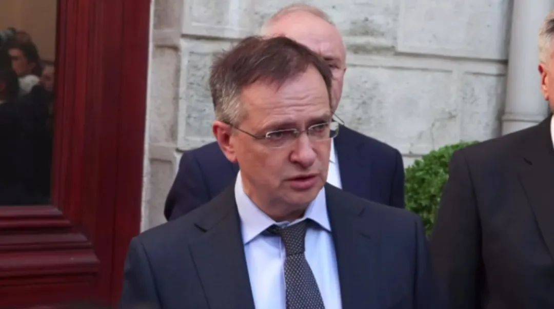 皇冠信用網出租代理
_没等到普京皇冠信用網出租代理
,泽连斯基走了!乌方代表团迟到,俄方:继续等!关于谈判,特朗普最新发声……