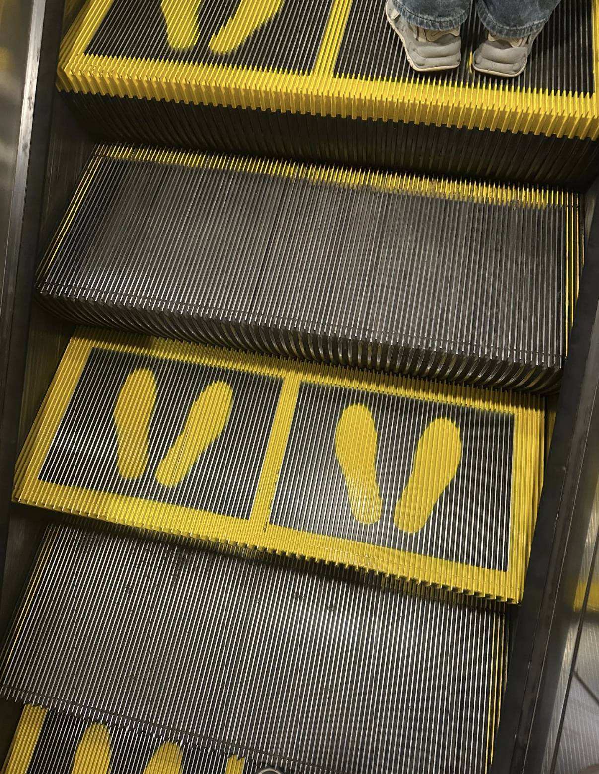 皇冠球網app_不必“左行右立”皇冠球網app！北京地铁扶梯上多了两只黄色脚印