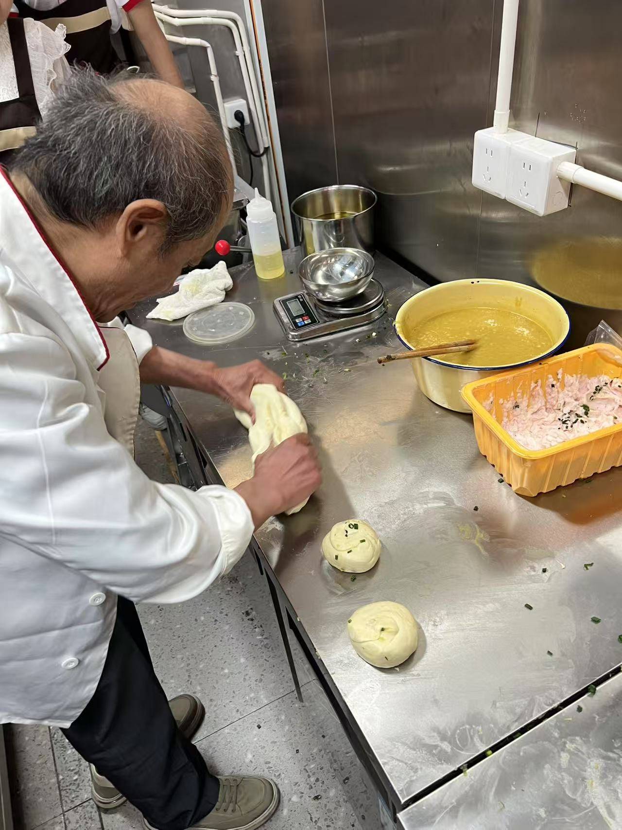 皇冠信用网平台开户
_沪上网红“阿大葱油饼”开业近一月皇冠信用网平台开户
,老板吴志勇:10元一个有的赚,但压力不小