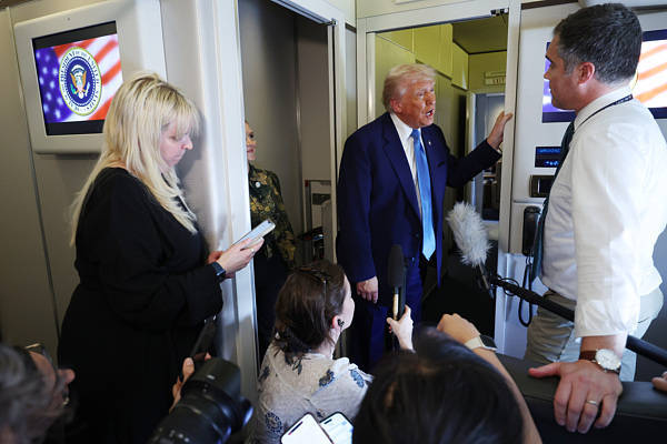 皇冠信用網登2
_特朗普“飘”了:皇冠信用網登2
我把中东三国从中国怀里拉回来