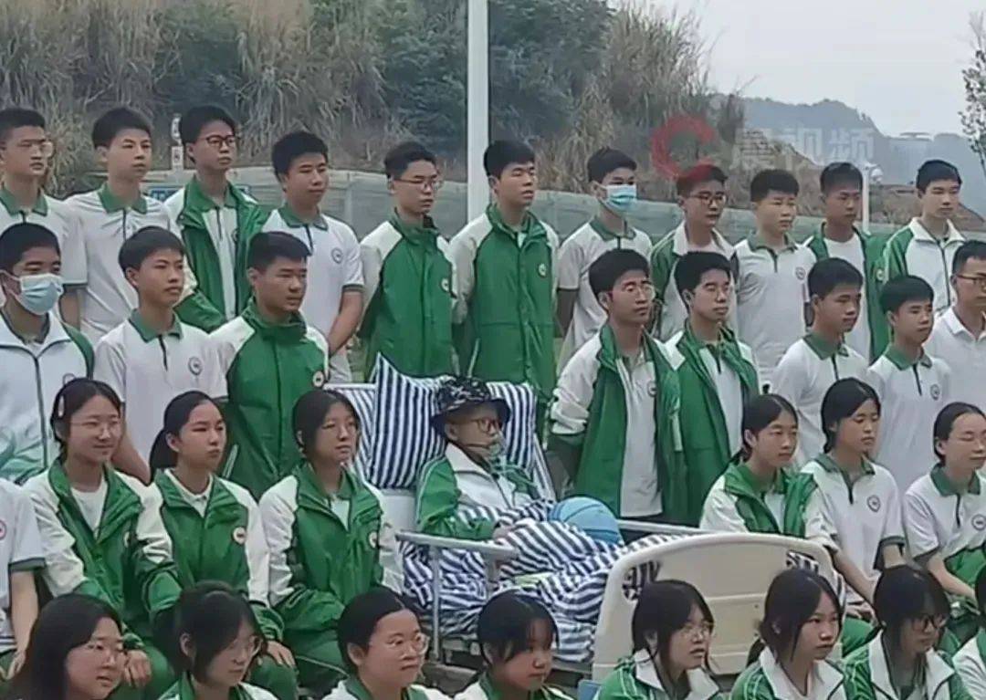 LNB篮球比分
_痛心!他走了LNB篮球比分
,年仅15岁,刚刚拍完毕业照