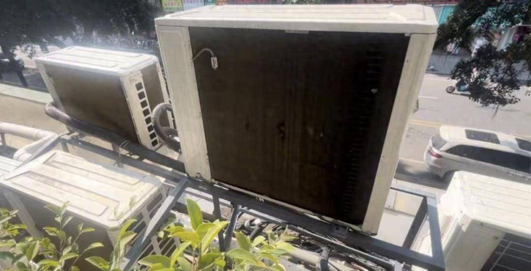 皇冠信用庄家_广东一女子家里太热皇冠信用庄家，发现阳台外被挂了12台空调外机