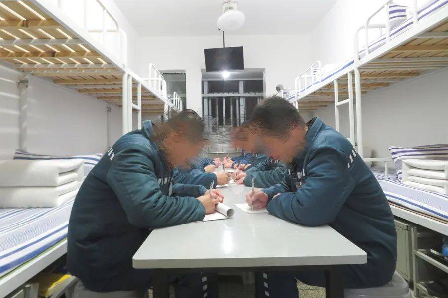 如何代理皇冠信用网
_男子在上海监狱服刑11年如何代理皇冠信用网
,出狱前才得知两位家人已病逝...极大生活困境,他深深担忧→