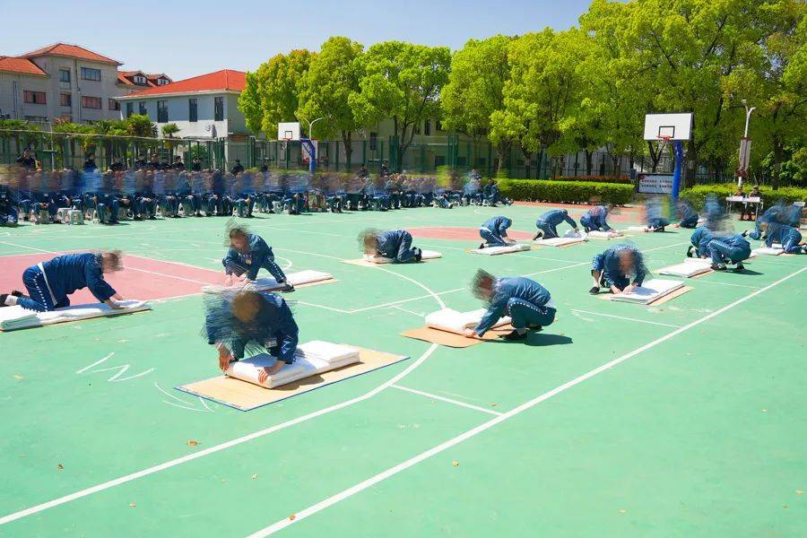 如何代理皇冠信用网
_男子在上海监狱服刑11年如何代理皇冠信用网
,出狱前才得知两位家人已病逝...极大生活困境,他深深担忧→