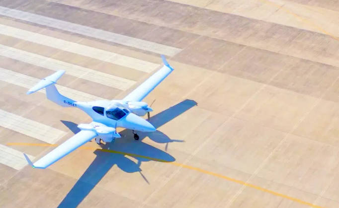 皇冠信用网出租足球
_【理响中国·春江水暖鸭先知】一架“无人机”飞出低空新天地