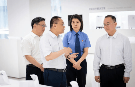 皇冠信用登2代理
_江苏省检察院党组书记、检察长赵铁实调研指导镇江检察工作