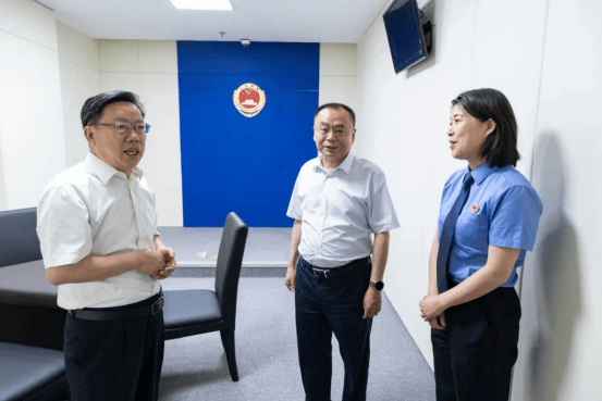 皇冠信用登2代理
_江苏省检察院党组书记、检察长赵铁实调研指导镇江检察工作