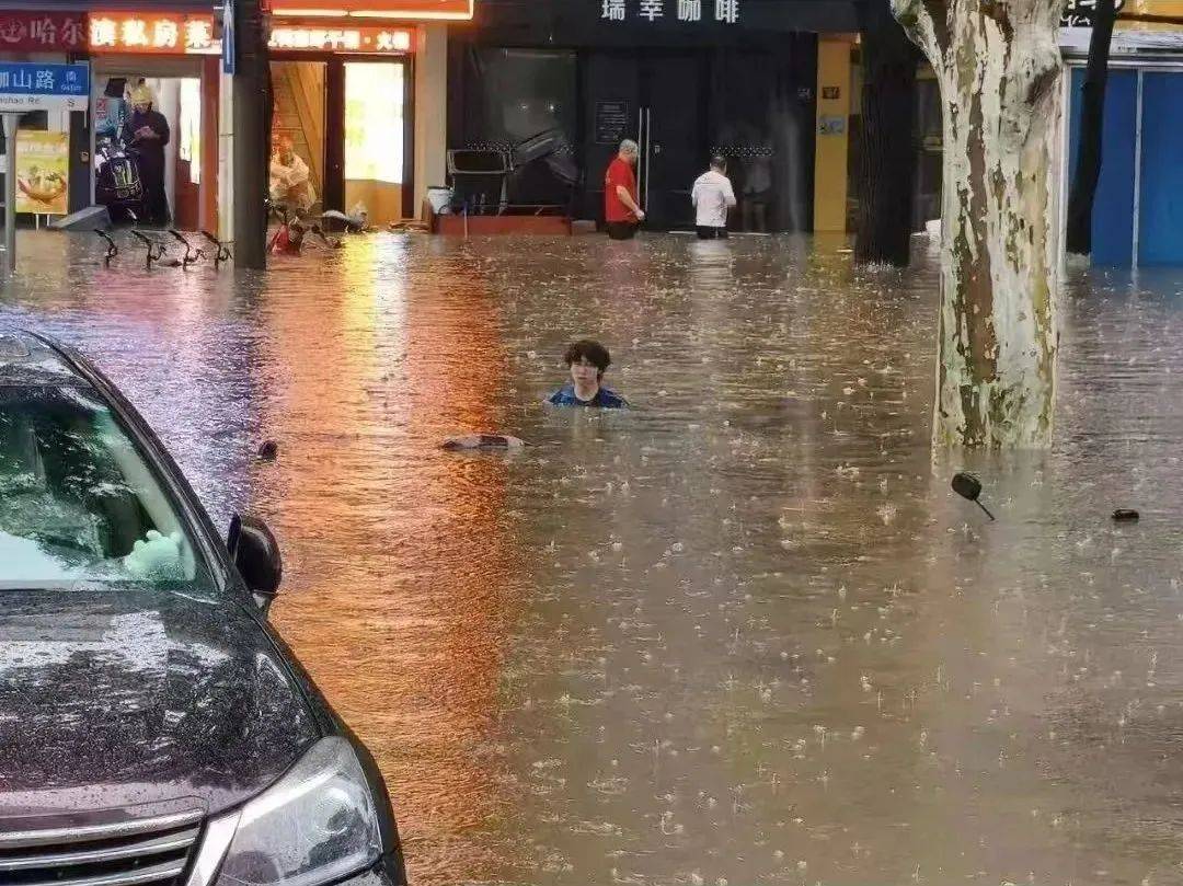 皇冠信用网怎么代理
_武汉发布暴雨临灾警报皇冠信用网怎么代理
!武大校门被淹一米深