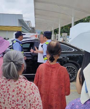 皇冠信用网代理注册
_广西南宁一幼童被陌生男子抱进车内 属地派出所回应:系误会