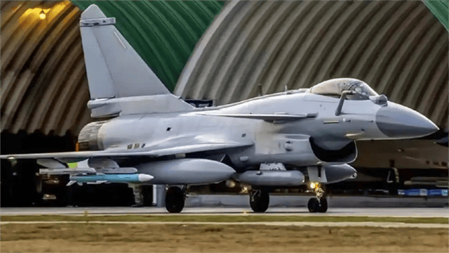 皇冠足球平台代理
_让人大开眼界!歼10CE带着余威飞入马来西亚皇冠足球平台代理
,被围的水泄不通