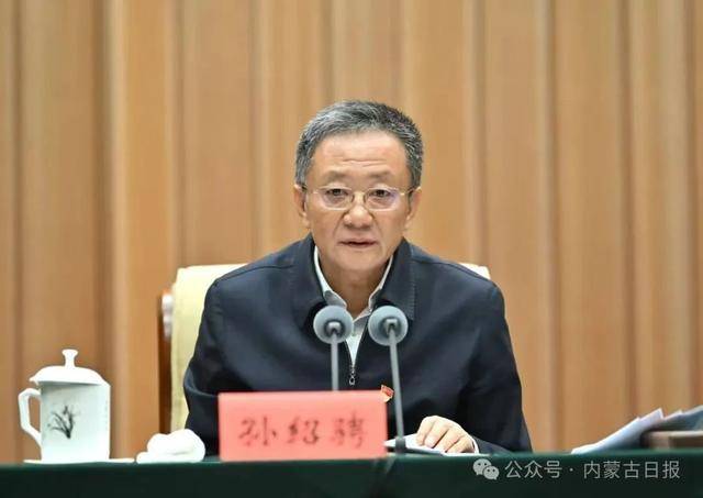 皇冠信用网最新地址
_内蒙古自治区党委书记:杜绝违规吃喝皇冠信用网最新地址
,决不在“吃人嘴短”中迷失自我、失去底线