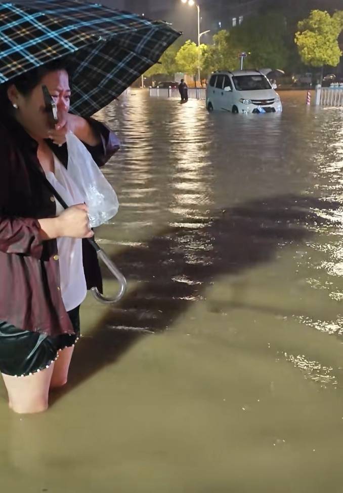 皇冠信用网登1
_女子回应意外落入下水道皇冠信用网登1
,被救后守在附近提醒路人:我险些遇难,不能让别人再遇危险