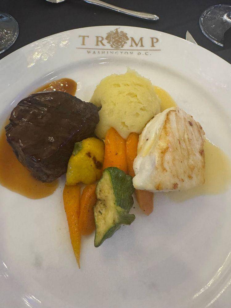 皇冠信用代理出租
_外媒:特朗普豪华晚宴被宾客吐槽皇冠信用代理出租
,食物比廉航飞机餐还糟糕,演讲空洞匆匆离场