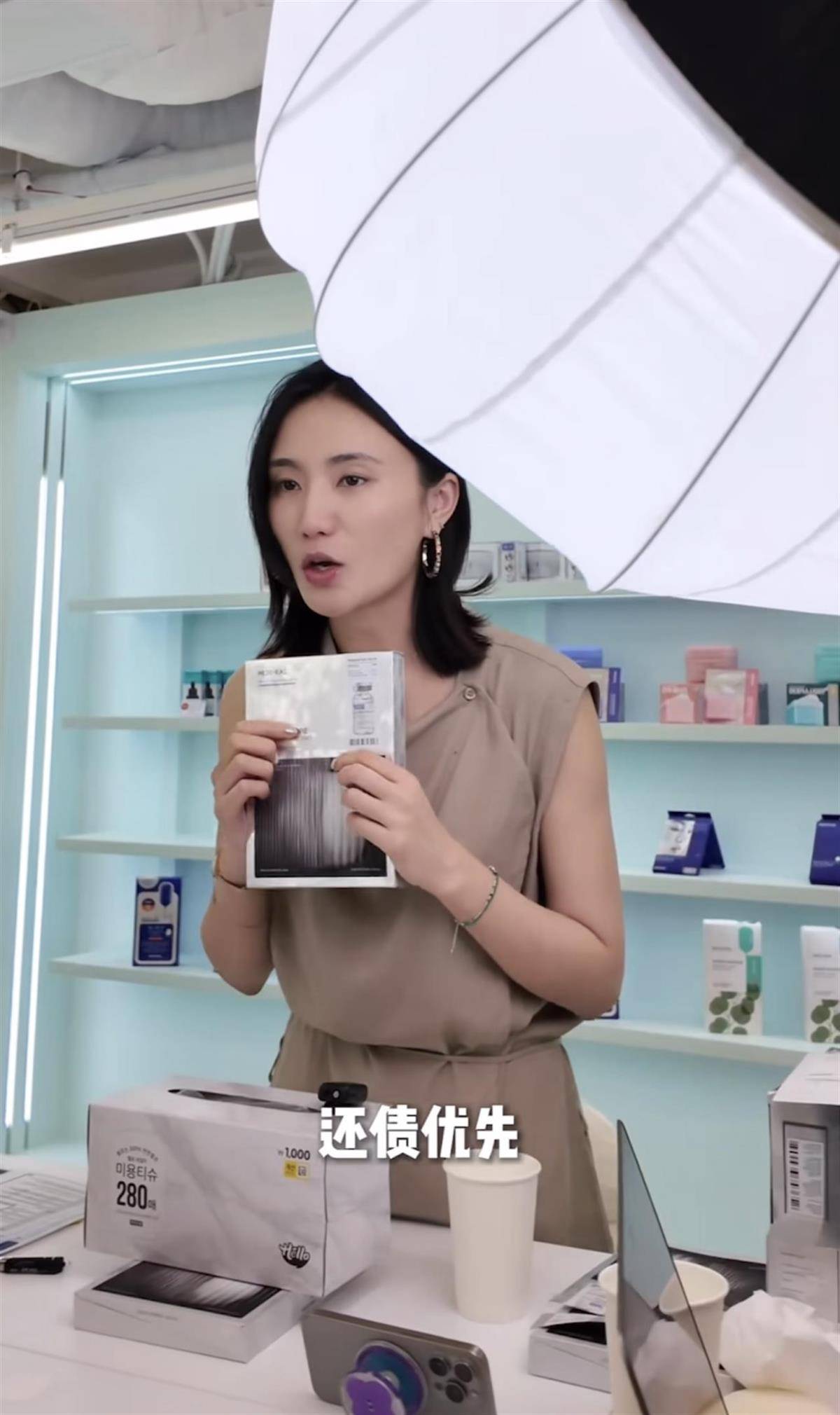 皇冠信用网会员如何注册
_李亚鹏又离婚了?妻子发视频回应:没离皇冠信用网会员如何注册
,正在一起努力还债