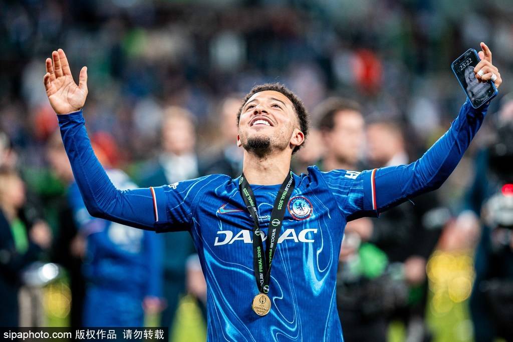 皇冠信用网会员账号_尬皇冠信用网会员账号！桑乔赛后久久拥抱安东尼 当场打电话：我不回曼联